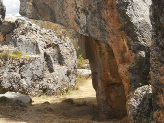 Cusco Sacsayhuam�n, Zone X (Laq'o, Laco, Mondtempel), der umgedrehte rot-schwarze Felsen mit dem umgedrehten Thron (rechts) und der schwarze Felsen mit den Thronen (im Hintergrund)