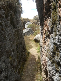 Cusco Sacsayhuam�n, Zone X (Laq'o, Laco, Mondtempel), der Weg f�hrt an geschnittenen Felsen vorbei