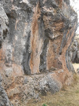 Cusco Sacsayhuam�n, Zone X (Laq'o, Laco, Mondtempel): Aus schwarz-rotem Fels geschnittene Sitzbank 02