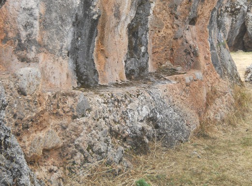 Cusco Sacsayhuam�n, Zone X (Laq'o, Laco, Mondtempel): Aus schwarz-rotem Fels geschnittene Sitzbank 02 - Nahaufnahme