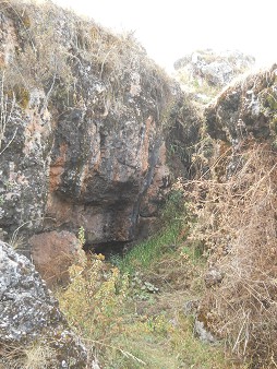 Cusco Sacsayhuam�n, Zone X (Laq'o, Laco, Mondtempel), umgest�rzter, schwarz-roter Felsen mit umgedrehtem Thron