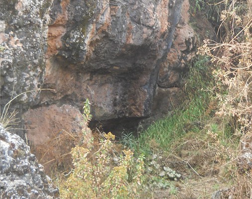 Cusco Sacsayhuam�n, Zone X (Laq'o, Laco, Mondtempel), umgest�rzter, schwarz-roter Felsen mit umgedrehtem Thron - Nahaufnahme