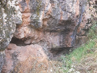 Cusco Sacsayhuam�n, Zone X (Laq'o, Laco, Mondtempel), umgest�rzter, schwarz-roter Felsen mit umgedrehtem Thron und weitere horizontale Schnitte, Nahaufnahme 01