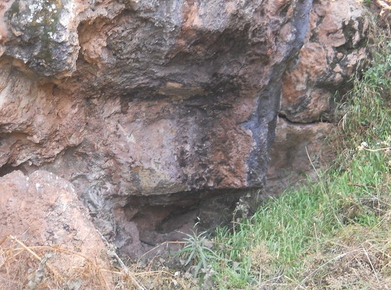 Cusco Sacsayhuam�n, Zone X (Laq'o, Laco, Mondtempel), umgest�rzter, schwarz-roter Felsen mit umgedrehtem Thron und weitere horizontale Schnitte, Nahaufnahme 02