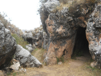 Cusco Sacsayhuam�n, Zone X (Laq'o, Laco, Mondtempel), schwarz-roter Fels mit eine H�hle mit schnurgeraden Kanten am Eingang
