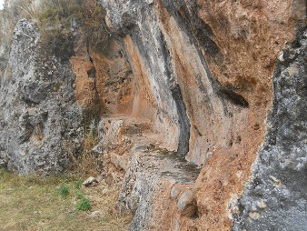 Cusco Sacsayhuam�n, Zone X (Laq'o, Laco, Mondtempel), aus schwarz-rotem Fels geschnittene Sitzbank 03