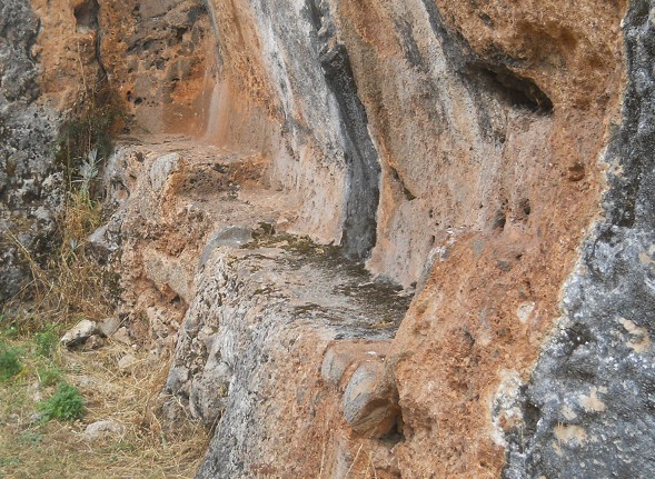 Cusco Sacsayhuam�n, Zone X (Laq'o, Laco, Mondtempel), aus schwarz-rotem Fels geschnittene Sitzbank 03 - Nahaufnahme