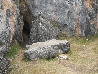 Cusco Sacsayhuam�n, Zone X (Laq'o, Laco, Mondtempel): Flacher Gigastein (Steintisch, Plattform oder Opferstein)