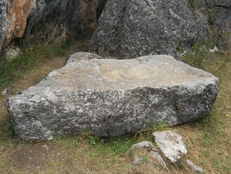 Cusco Sacsayhuam�n, Zone X (Laq'o, Laco, Mondtempel): Flacher Gigastein (Steintisch, Plattform oder Opferstein) - Nahaufnahme