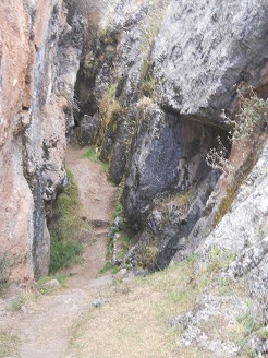 Cusco Sacsayhuam�n, Zone X (Laq'o, Laco, Mondtempel), der Weg f�hrt an schwarz-roten, geschnittenen Felsen vorbei