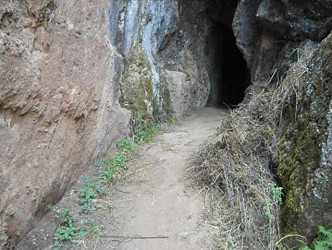 Cusco Sacsayhuam�n, Zone X (Laq'o, Laco, Mondtempel): Der Weg f�hrt in einen Tunnel oder in eine H�hle