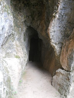 Cusco Sacsayhuam�n, Zone X (Laq'o, Laco, Mondtempel): Am Tunneleingang / H�hleneingang