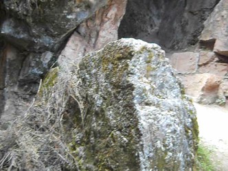Cusco Sacsayhuam�n, Zone X (Laq'o, Laco, Mondtempel), der Eingang zum gigantischen, umgest�rzten Thron