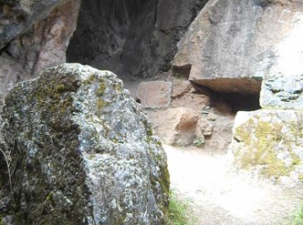 Cusco Sacsayhuam�n, Zone X (Laq'o, Laco, Mondtempel), gigantischer, umgest�rzter Thron 01