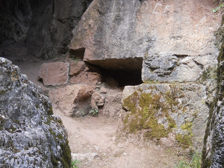 Cusco Sacsayhuam�n, Zone X (Laq'o, Laco, Mondtempel), gigantischer, umgest�rzter Thron 02
