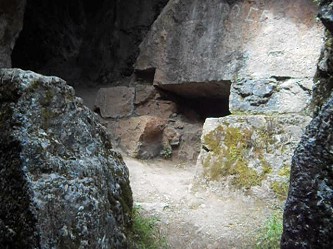 Cusco Sacsayhuam�n, Zone X (Laq'o, Laco, Mondtempel), gigantischer, umgest�rzter Thron 03