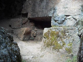 Cusco Sacsayhuam�n, Zone X (Laq'o, Laco, Mondtempel), gigantischer, umgest�rzter Thron 04