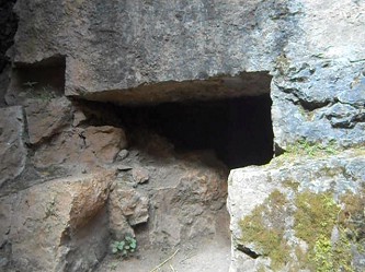 Cusco Sacsayhuam�n, Zone X (Laq'o, Laco, Mondtempel), gigantischer, umgest�rzter Thron 06