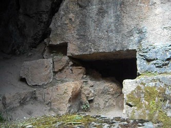 Cusco Sacsayhuam�n, Zone X (Laq'o, Laco, Mondtempel), gigantischer, umgest�rzter Thron 07