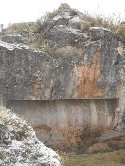 Cusco Sacsayhuam�n, Zone X (Laq'o, Laco, Mondtempel), der rechteckig gebogene Gigaschnitt 01