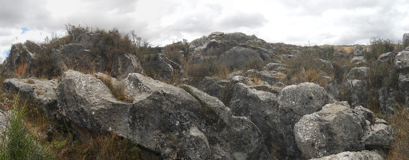 Cusco Sacsayhuam�n, Zone X (Laq'o / Laco): Schwarzer, langer, gefr�ster Stein, Panorama