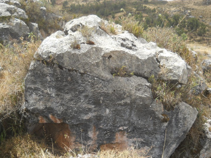 Cusco Sacsayhuam�n, Zone X (Laq'o / Laco): Ein schwarz-roter, gefr�ster Stein 01