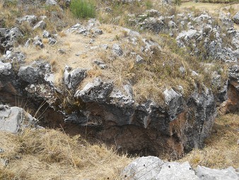 Cusco Sacsayhuam�n, Zone X (Laq'o / Laco): Ein schwarz-roter Gigastein mit Schnitten drin 01