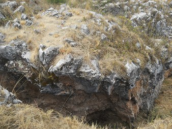 Cusco Sacsayhuam�n, Zone X (Laq'o / Laco): Ein schwarz-roter Gigastein mit Schnitten drin 02
