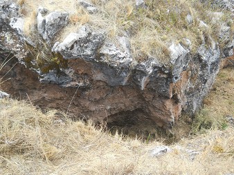 Cusco Sacsayhuam�n, Zone X (Laq'o / Laco): Ein schwarz-roter Gigastein mit Schnitten drin 03