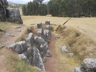 Cusco Sacsayhuam�n, Zone X (Laq'o / Laco): Die Mauer am Eingangsbereich, die Sicht von oben 01