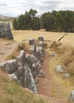 Cusco Sacsayhuam�n, Zone X (Laq'o / Laco): Die Mauer am Eingangsbereich, die Sicht von oben 02