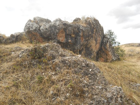 Cusco Sacsayhuam�n, Zone X (Laq'o / Laco): Der rot-schwarze Felsen am Eingangsbereich