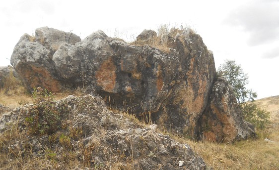 Cusco Sacsayhuam�n, Zone X (Laq'o / Laco): Der rot-schwarze Felsen am Eingangsbereich - Nahaufnahme