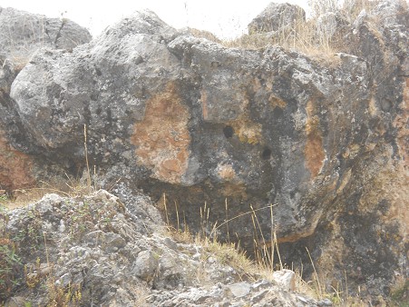 Cusco Sacsayhuam�n, Zone X (Laq'o / Laco): Der rot-schwarze Felsen am Eingangsbereich, Nahaufnahme 02