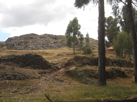 Cusco Sacsayhuam�n, Zone X (Laq'o / Laco): Der Weg den H�gel hinunter durch die Wiesen, Blick zur�ck auf die Zone X