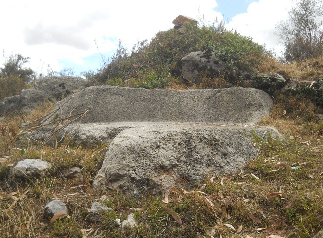 Cusco Sacsayhuam�n, Zone X (Laq'o / Laco): R�ckweg durch die Wiese, weisser, gigantischer Thron, Nahaufnahme 01