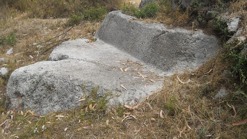 Cusco Sacsayhuam�n, Zone X (Laq'o / Laco): R�ckweg durch die Wiese, weisser, gigantischer Thron, Nahaufnahme 03