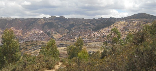Cusco Sacsayhuam�n, Zone X (Laq'o / Laco): Der Weg geht abw�rts, Sicht auf die Festung Sacsayhuam�n und Cusco