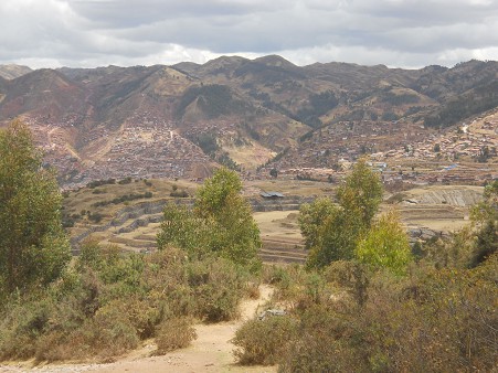 Cusco Sacsayhuam�n, Zone X (Laq'o / Laco): Der Weg geht abw�rts, Sicht auf die Festung Sacsayhuam�n und Cusco