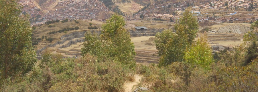 Cusco Sacsayhuam�n, Zone X (Laq'o / Laco): Der Weg geht abw�rts, Sicht auf die Festung Sacsayhuam�n und Cusco - Nahaufnahme 02