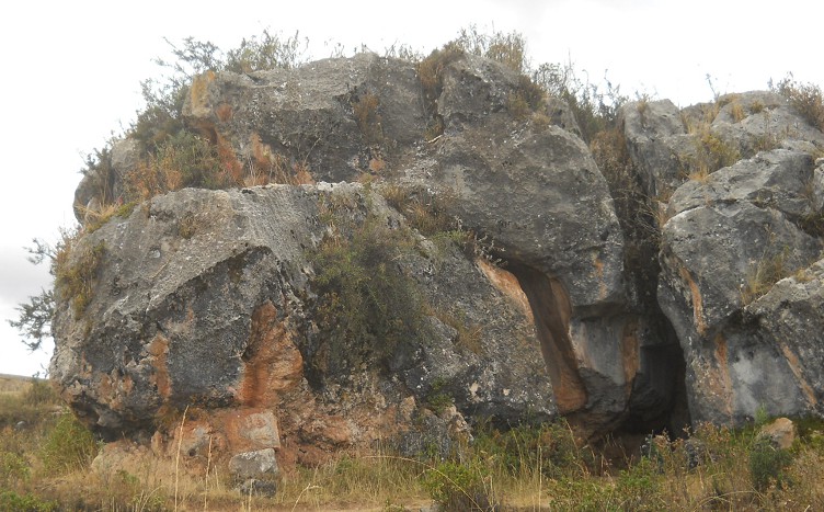 Zona X (Laq'o, Laco, Templo de la Luna): roca cortada negra roja, 
primer plano