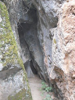 Zona X (Laq'o, Laco, Templo de la Luna): camino pasando rocas cortadas