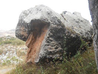 Zona X (Laq'o, Laco, Templo de la Luna): roca blanca roja negra con corte rectangular