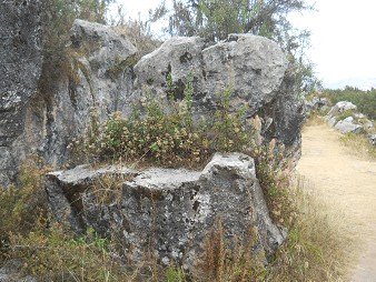 Zona X (Laq'o, Laco, Templo de la Luna): 2 tronos cortados