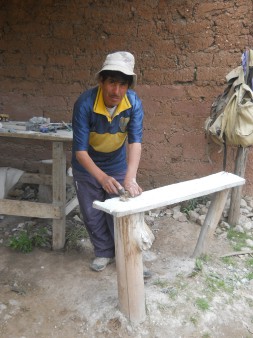 Die Kunsthandwerkwerkstatt von Cusco
                    Sacsayhuam�n: Steinschnitzer beim Bearbeiten