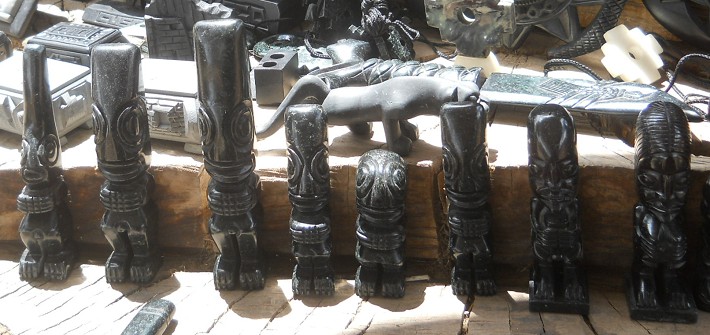 Kunsthandwerkwerkstatt in Cusco Sacsayhuamán:
Schwarze Personenfiguren 02, Ausserirdische
Nahaufnahme (Inkas?) - Es waren GÖTTER Kunsthandwerkwerkstatt in Cusco Sacsayhuamán:
Schwarze Personenfiguren 02, Ausserirdische
Nahaufnahme (Inkas?) - Es waren GÖTTER