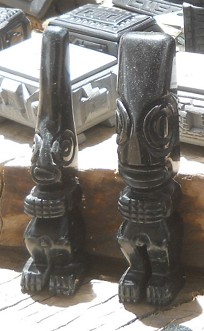 Kunsthandwerkwerkstatt in
                    Cusco Sacsayhuam�n: Schwarze Personenfiguren 02:
                    Zwei Ausserirdische - Es waren G�TTER