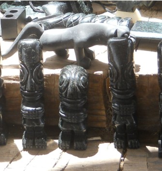 Kunsthandwerkwerkstatt in Cusco Sacsayhuam�n:
              Schwarze Personenfiguren 02: 3 Ausserirdische - Es waren
              G�TTER
