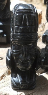 Kunsthandwerkwerkstatt in Cusco
                    Sacsayhuam�n: Schwarze Figuren 03, Ausserirdischer:
                    Es waren G�TTER