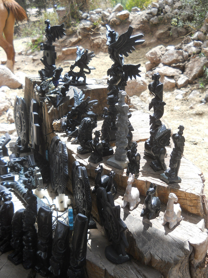 Kunsthandwerkwerkstatt in Cusco Sacsayhuamán:
Schwarze Figuren 04 - und einige weisse Figuren Kunsthandwerkwerkstatt in Cusco Sacsayhuamán:
Schwarze Figuren 04 - und einige weisse Figuren